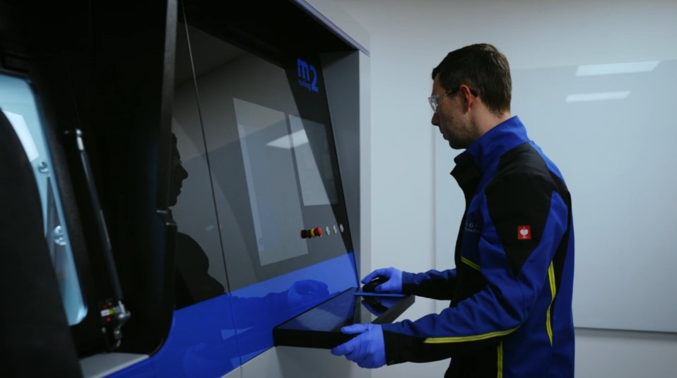 Kỹ sư in 3D của Croom Medical đang vận hành máy in L-PBF M2 Series 5 của Colibrium Additive